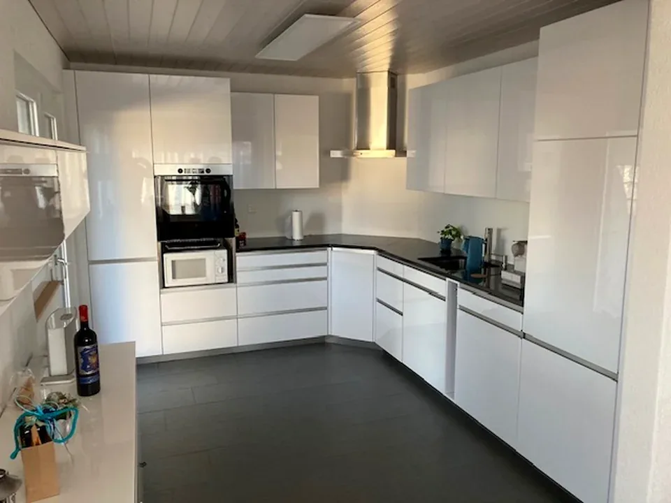 Fertig montierte helle Küche