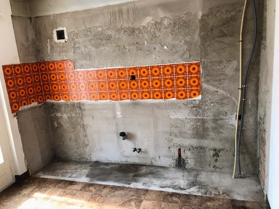 Vorbereitete Küchenwand während Rückbau und Anpassung