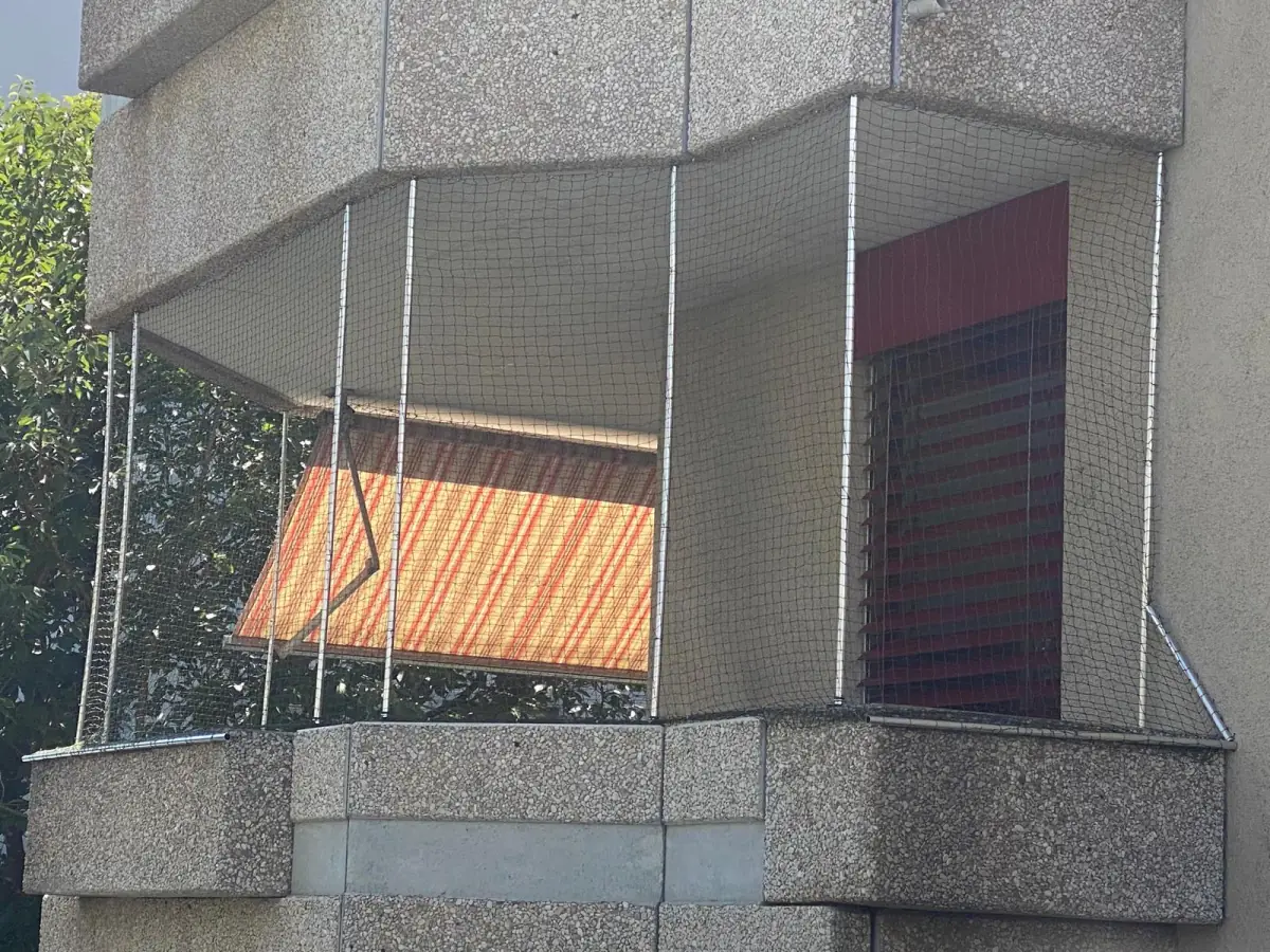 Umlaufend montiertes Katzennetz an einem Balkon