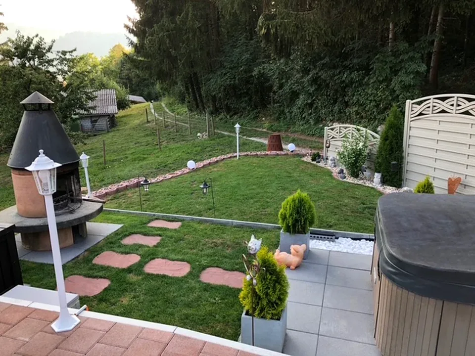Fertig gepflegter Garten mit Sitzplatz und Rasen