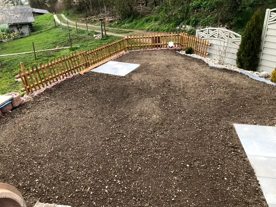 Planierte Gartenfläche vor der Fertigstellung