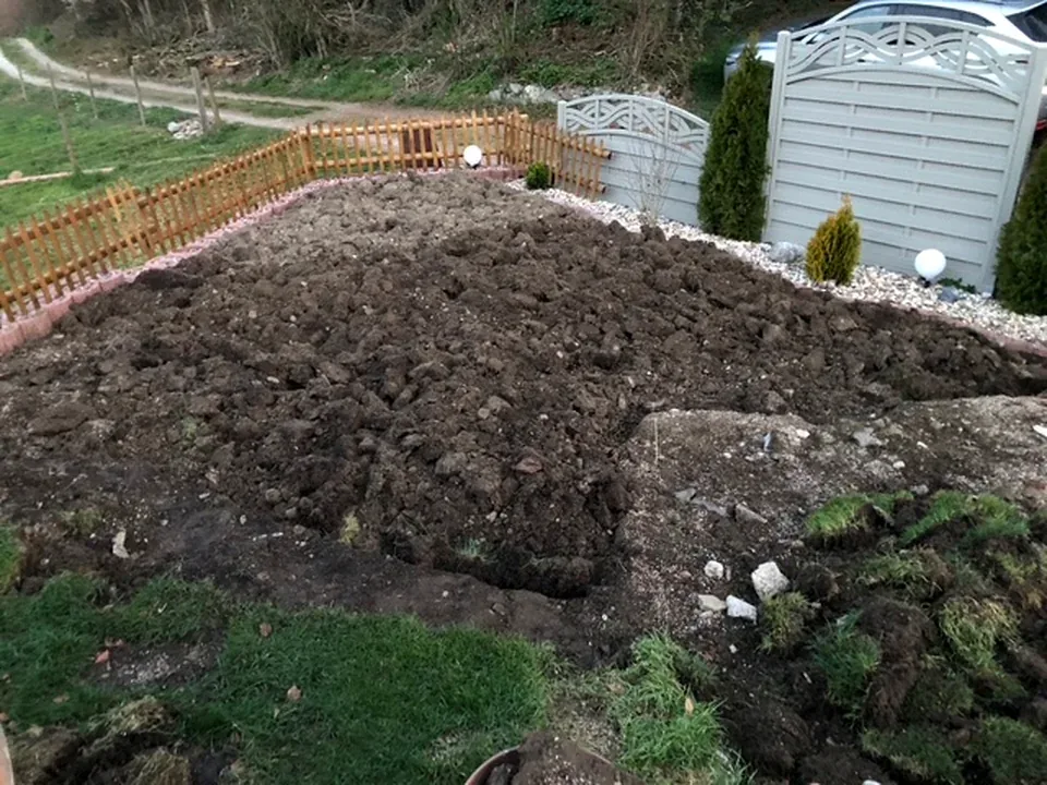 Gartenfläche während der Vorbereitung