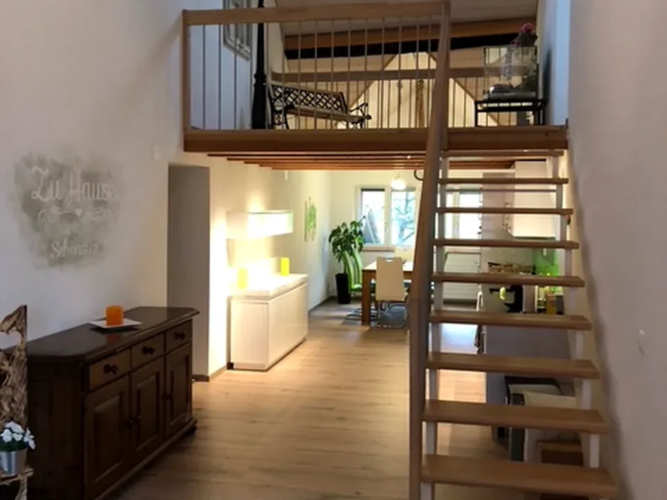 Wohnraum mit Galerie und Treppe nach der Aufbereitung