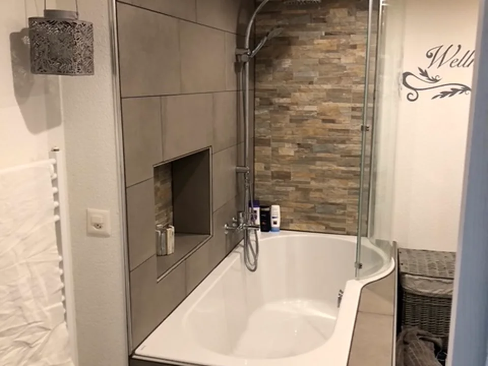 Fertiggestellte Badanpassung mit Dusche
